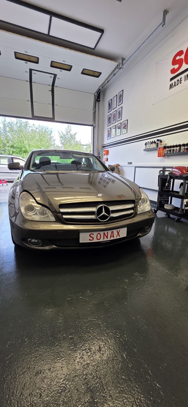Mercedes Cabriolet im Aufbereitungsatelier