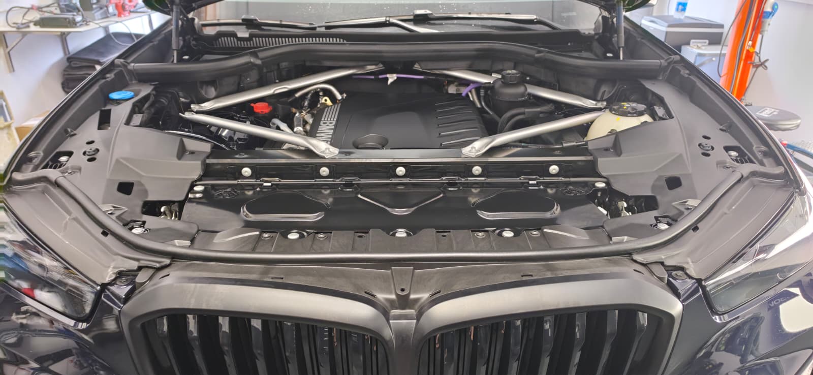 BMW-Motorraum nach der Aufbereitung
